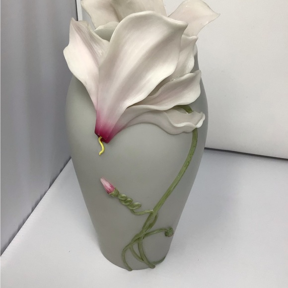 Ibis and Orchid Cyclamen Flower Table Vase - Picture 2 of 6